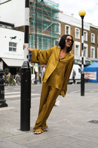 LA Twin The Lizzie Olive Green silk trousers model 1